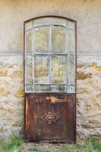 Porte vitrée avec panneau portant un médaillon décoratif ("Guillot-Pelletier Orléans").