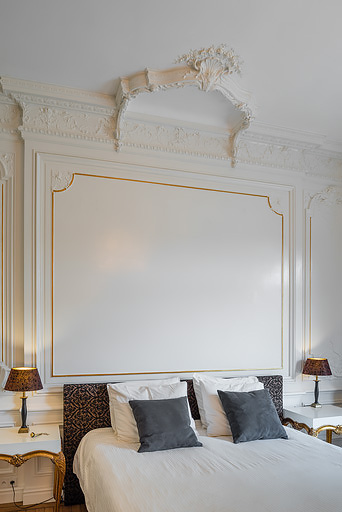 Décor de moulures du mur nord de la grande chambre.