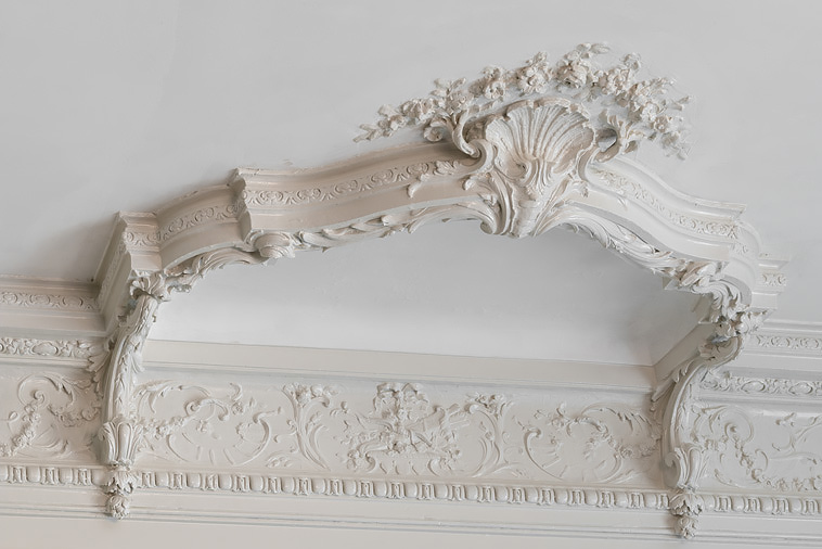 Ciel de l'ancien lit et frise décorative.