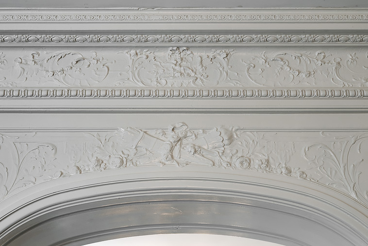 Détail du décor de la grande chambre (arcs et carquois, torches, rubans, guirlandes de roses).