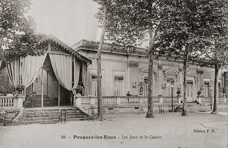 Vue extérieure du kiosque des petits chevaux construit en 1895.