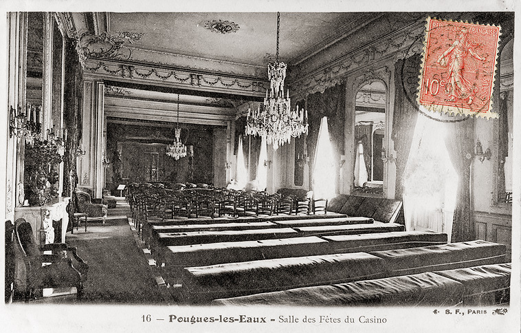 Salle de spectacle du casino construit en 1860-1863, vue en direction de la scène (mur sud-ouest).