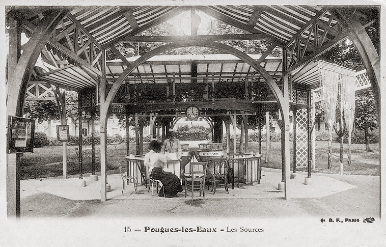 Kiosque de la première buvette des sources Saint-Léon et Saint-Léger et promenoirs en bois.