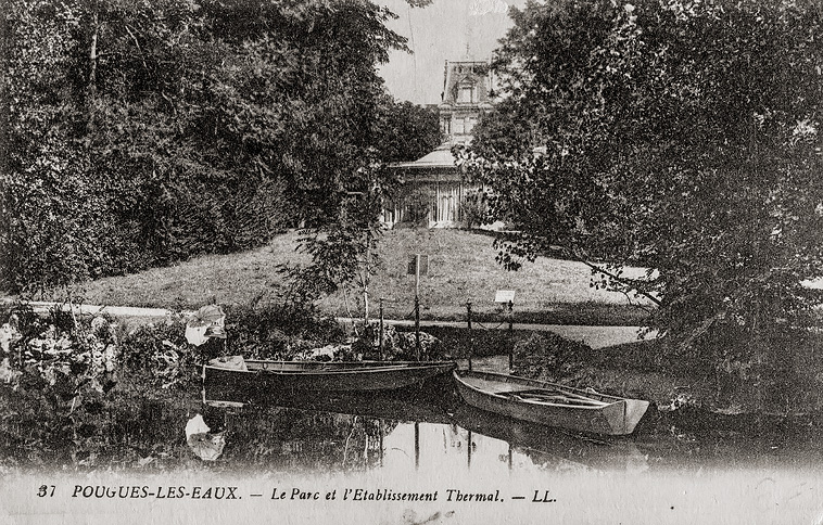 Rive orientale du lac avec son embarcadère, vue en direction de l'est.