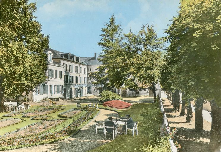 Vue de l'ancien hôtel, côté jardin.