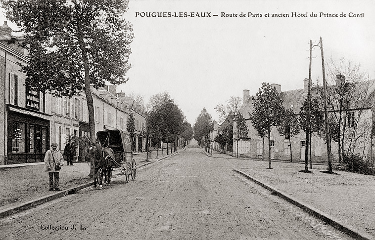 Vue de l'édifice (à droite) au croisement de l'avenue de Paris et de l'avenue de la Gare.