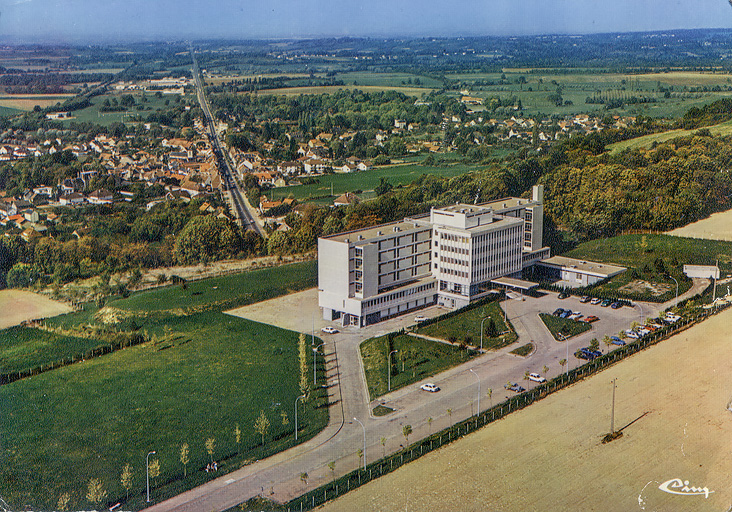 Vue aérienne avec la ville de Pougues-les-Eaux à l'arrière-plan.