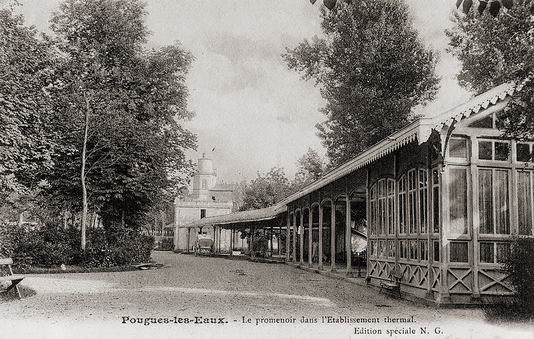 Vue de l'allée couverte, avec les promenoirs à l'arrière-plan.