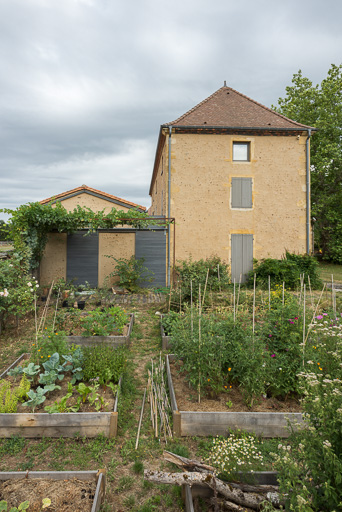 Vue de la façade latérale ouest de la maison, depuis le jardin potager