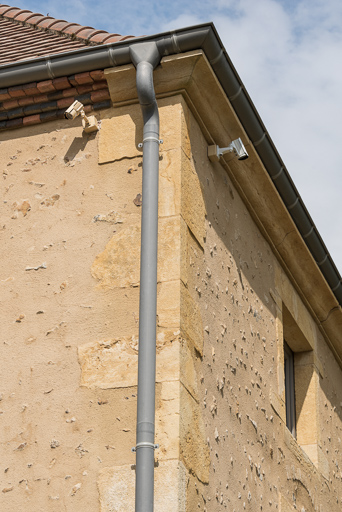 Détail de la corniche en pierre calcaire sur la façade antérieure de la maison