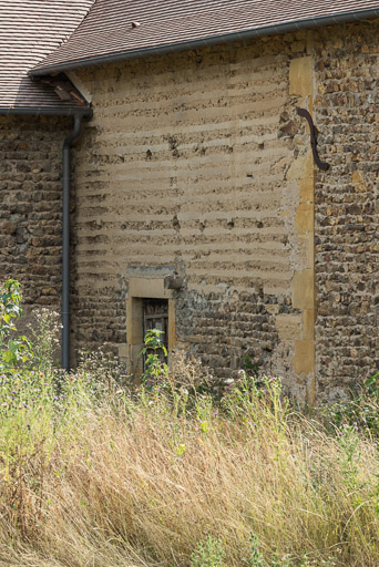 Détail d'un mur de la grange, partiellement bâti en pisé