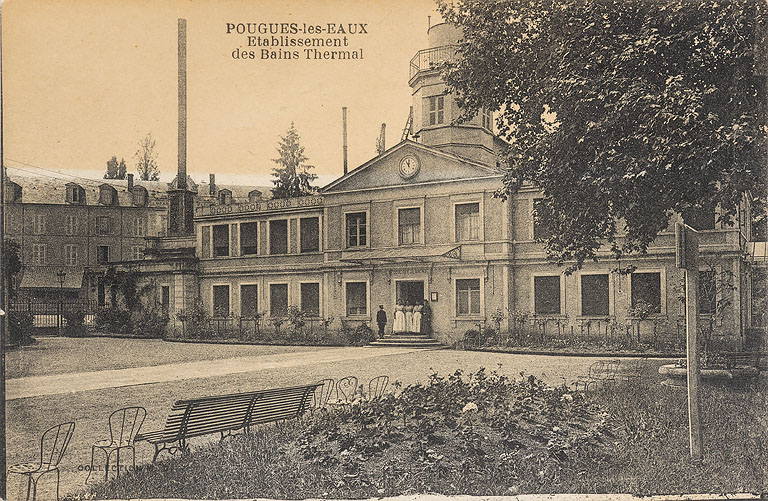 Façade de l'établissement thermal avant la création du décor de pilastres, vue de trois-quarts.