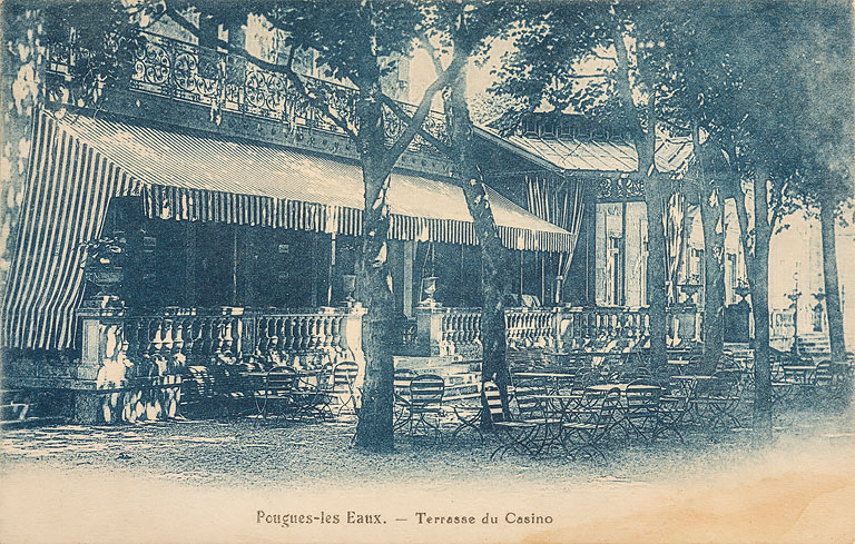 Bâtiment du cercle, terrasse du café au rez-de-chaussée.