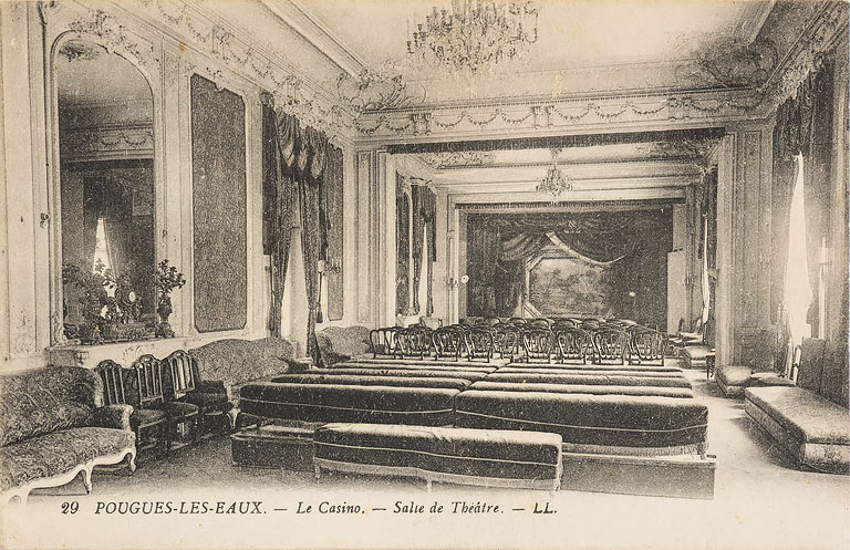 Salle de spectacle du casino construit en 1860-1863, vue en direction de la scène (mur nord-est).