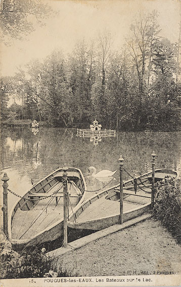 Rive orientale du lac avec son embarcadère, vue en direction de l'ouest.