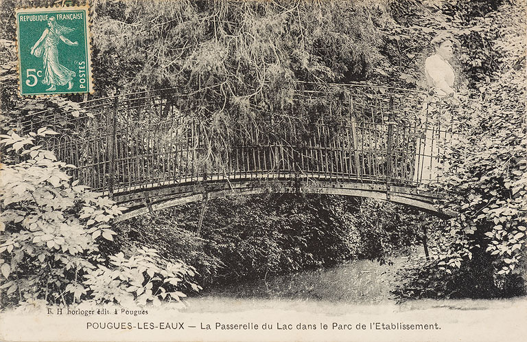Passerelle métallique donnant accès à l'île (état au début du 20e siècle).
