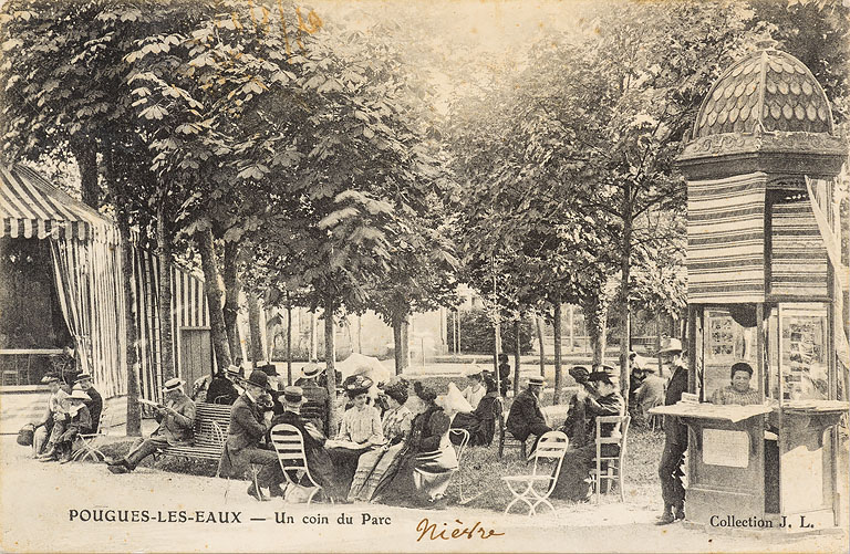 Rassemblement à proximité du kiosque à musique.