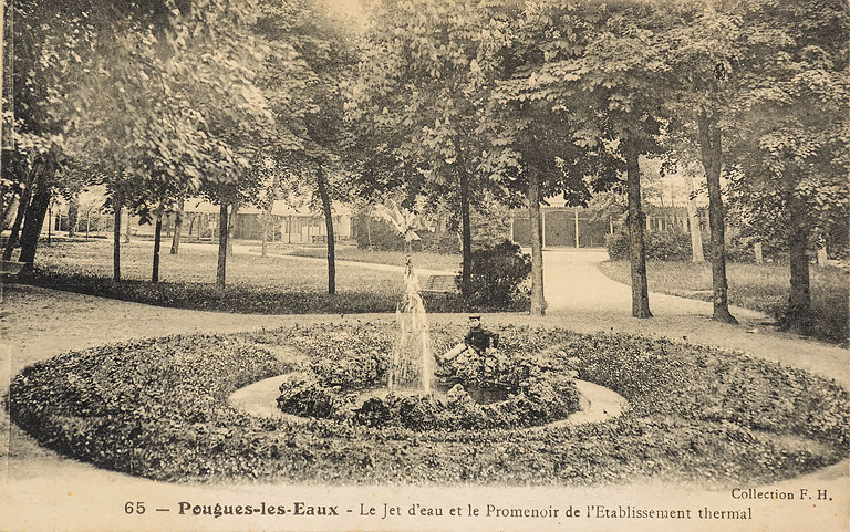 Rond-point central du parc, parterre et jet d'eau.