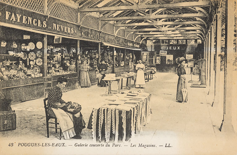 Vue des boutiques donnant sur l'allée couverte.