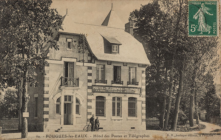 Façade, vue de trois quarts.