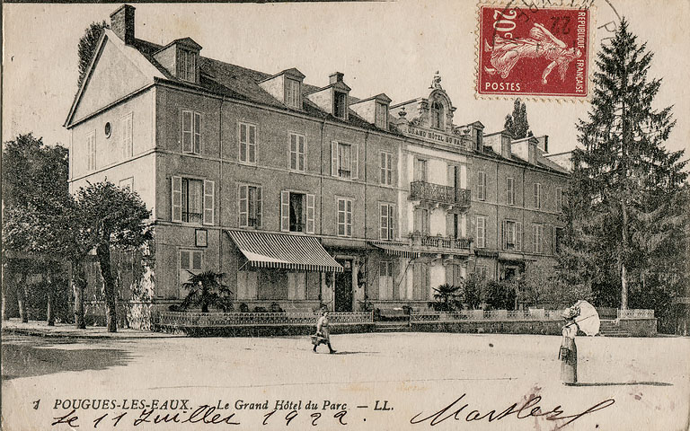 Vue extérieure de l'hôtel après la mise au goût du jour de la façade au début du 20e siècle.