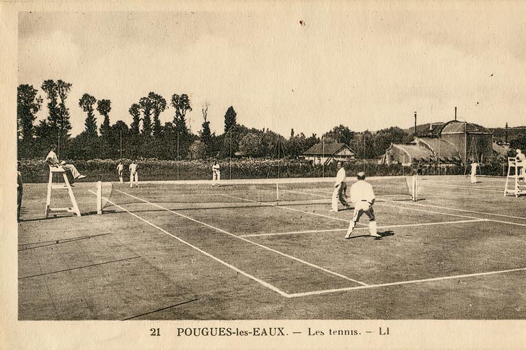 Vue du troisième tennis, près du potager et de la serre.