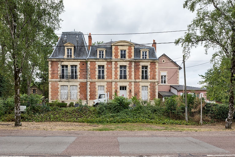 Façade sur l'avenue de Paris, vue de face.