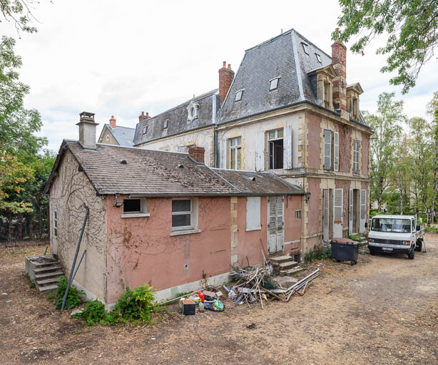 Extension à l'arrière du pavillon sud.