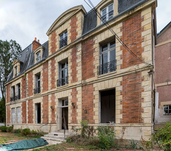 Façade sur l'avenue de Paris, vue de trois-quarts depuis le nord.