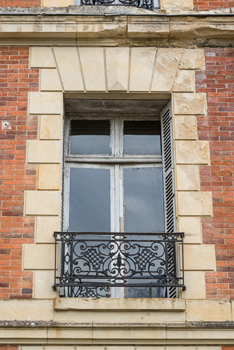 Façade sur l'avenue de Paris, détail, baie du premier étage.