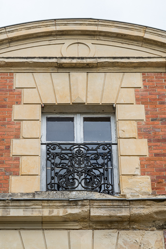 Façade sur l'avenue de Paris, détail, baie de la lucarne-pignon.