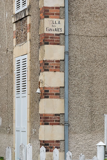 Chaîne d'angle portant le nom ("Villa Les Nontaies").