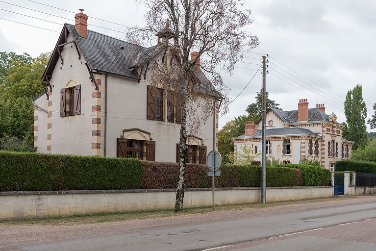 Vue de trois quarts, depuis l'avenue.