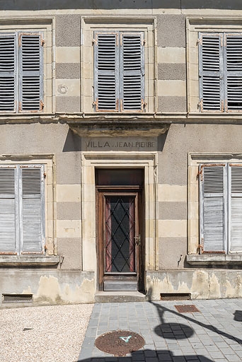 Porte d'entrée, inscription "VILLA JEAN-PIERRE".