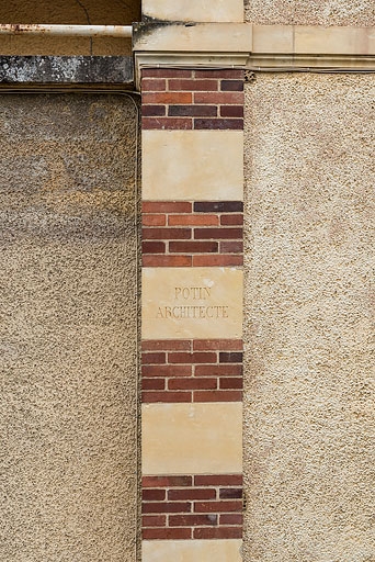 Ressaut gauche de l'avant-corps de la façade principale, signature : "POTIN ARCHITECTE".