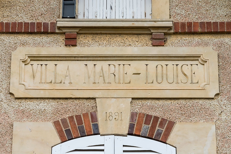 Avant-corps de la façade principale, inscription : "VILLA MARIE-LOUISE".