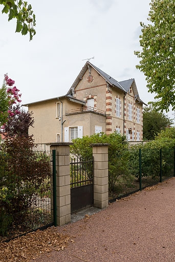 Vue de trois-quarts, depuis l'avenue du Casino.