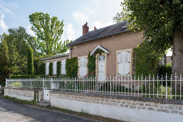 Vue de trois quarts depuis l'ouest.