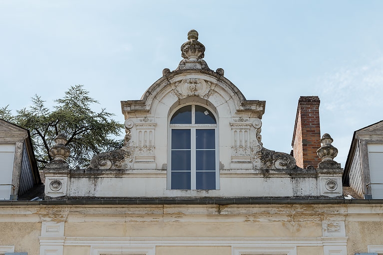 Lucarne centrale de la façade nord du corps principal, vue en 2020.