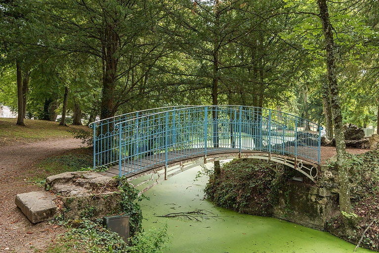 Passerelle métallique donnant accès à l'île.
