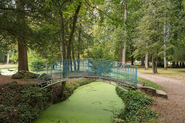 Passerelle métallique donnant accès à l'île.