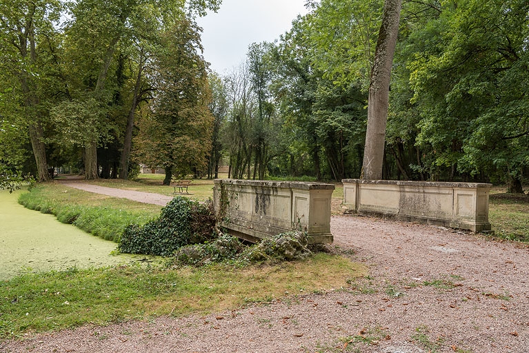 Petit pont de pierre.