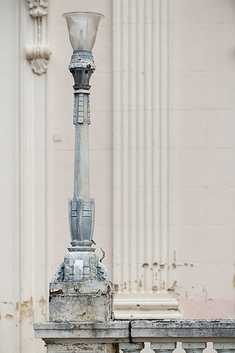 Candélabre devant la façade.