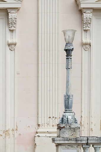 Candélabre devant la façade.