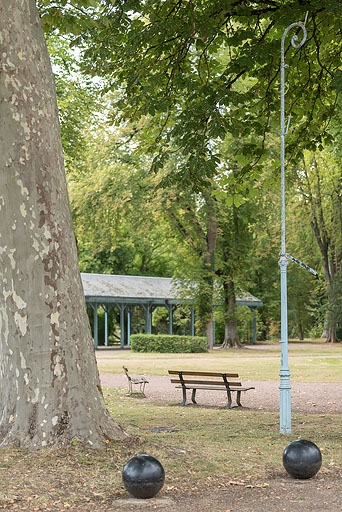 Colonne devant la façade, vestige du kiosque des petits chevaux, transformée en lampadaire.