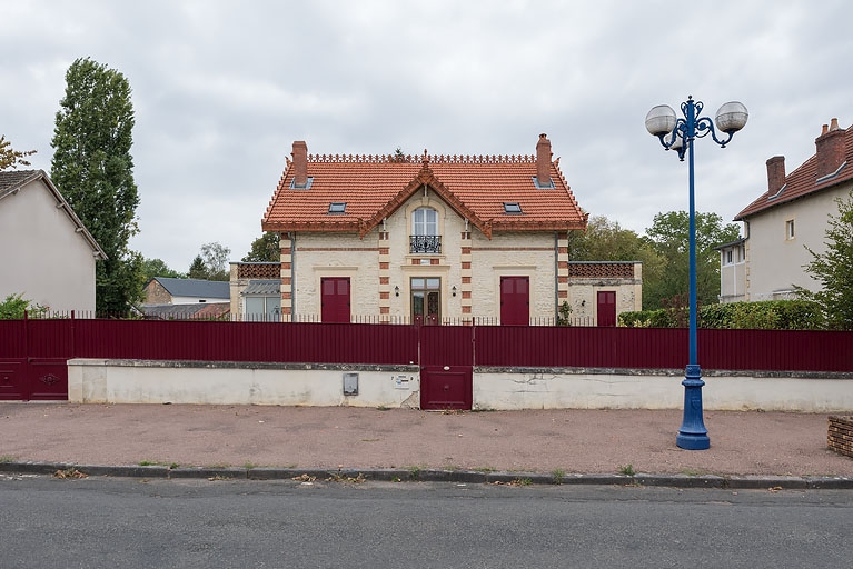 Façade principale, vue de face.