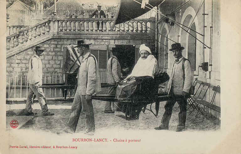 Homme sur une chaise à porteurs dans la cour de l'établissement thermal (premier quart du 20e siècle).