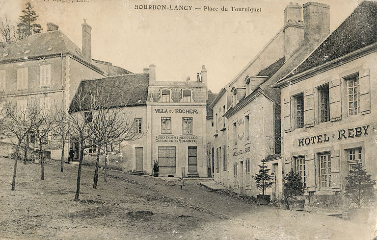 Façade de la maison sur la place du Tourniquet.