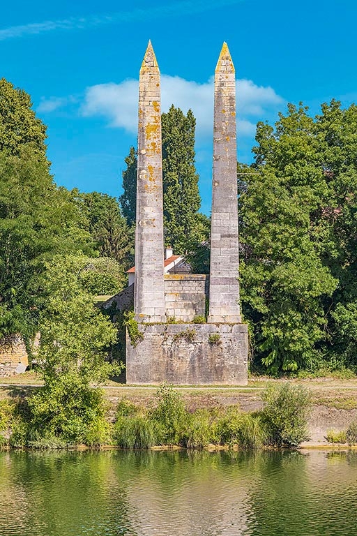 Les pylônes de l'ancien pont suspendu de Chauvort (71).