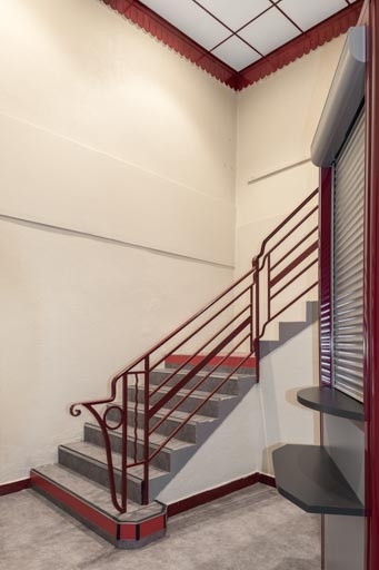 Hall d'entrée : escalier desservant le balcon.